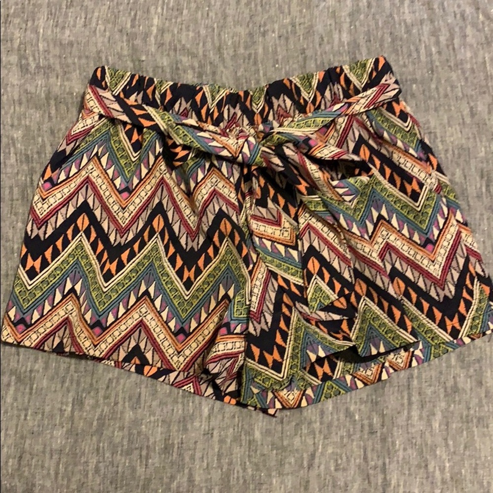 Patterned shorts with tie